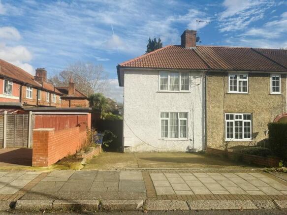 2 bed property, in Colchester Road, £425,000