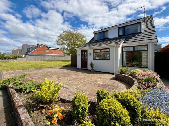 3 bed property, in Greenloons Drive, £325,000