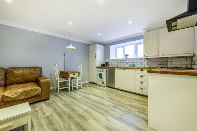 1 bed property, in Hopton Road, £200,000