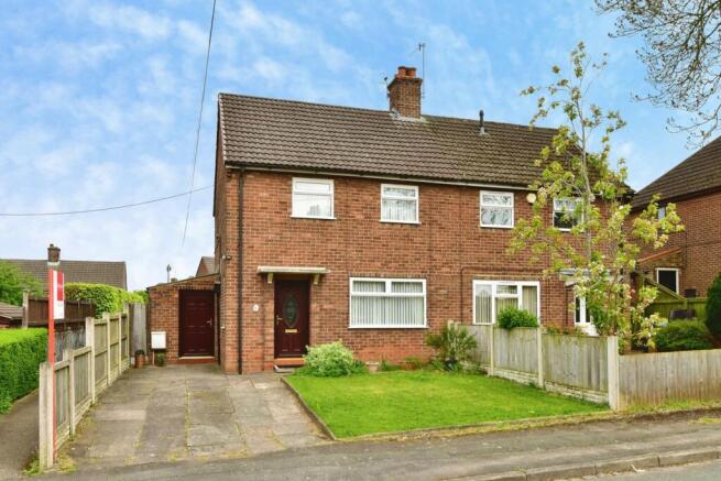 2 bed property, in Rydal Way, £170,000