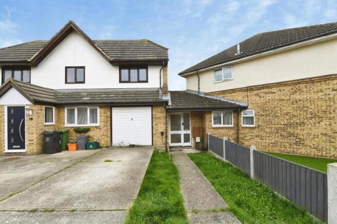 2 bed property, in Orlando Drive, £200,000