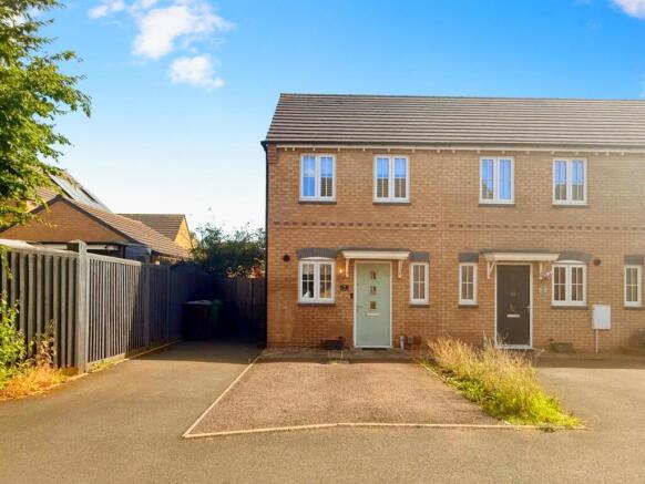 2 bed property, in Lapins Close, £220,000