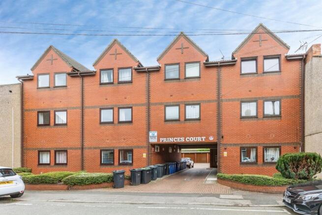 2 bed property, in Princes Street, £120,000