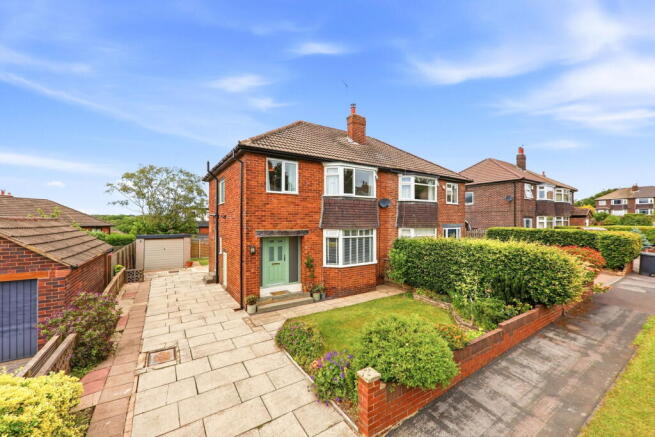 3 bed property, in Moseley Wood Way, £400,000