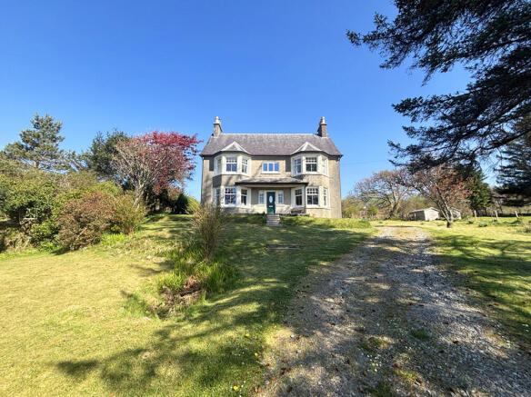 5 bed property, in Tullochgorm, £550,000