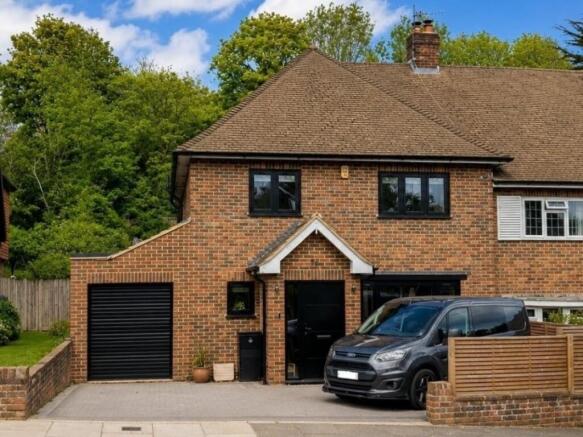 3 bed property, in Valley Drive, £800,000