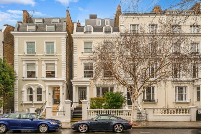 1 bed property, in Pembridge Crescent, £930,000