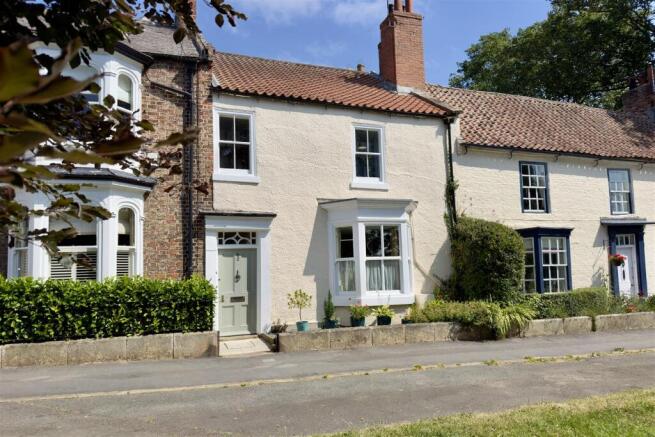 4 bed property, in The Green, £495,000