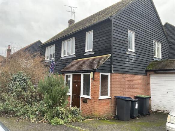 2 bed property, in Riverside Close, £180,000