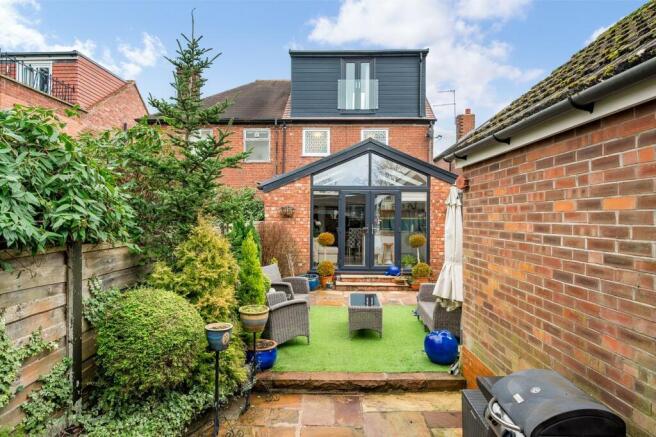 3 bed property, in Fairbourne Avenue, £499,950