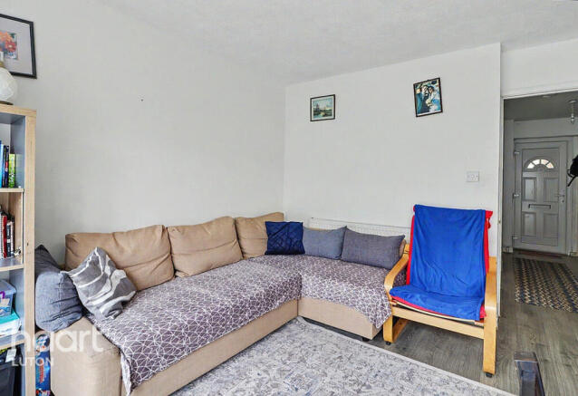 2 bed property, in Anthony Gardens, £250,000
