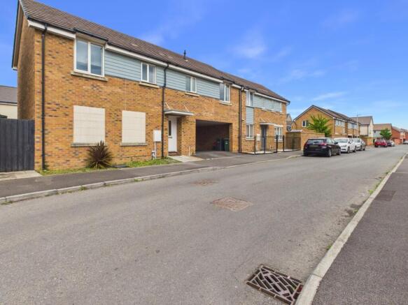 2 bed property, in Nimbus Road, £180,000