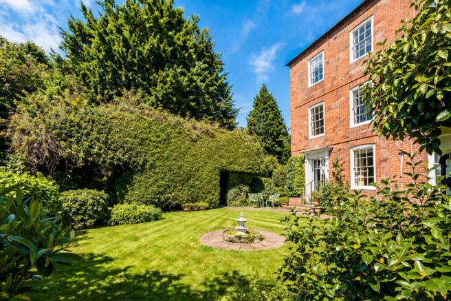 5 bed property, in Great Hales Street, £650,000