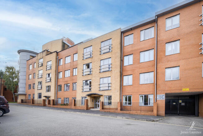 2 bed property, in Broadwalk Apartments, £160,000