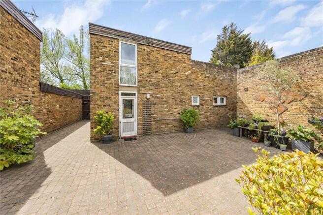 3 bed property, in Fairacre, £575,000
