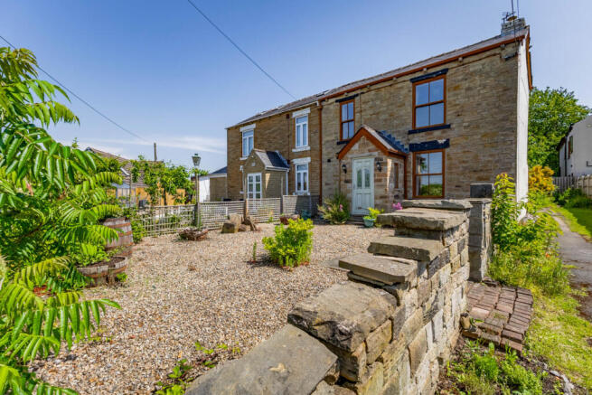 2 bed property, in Lawns Lane, £225,000