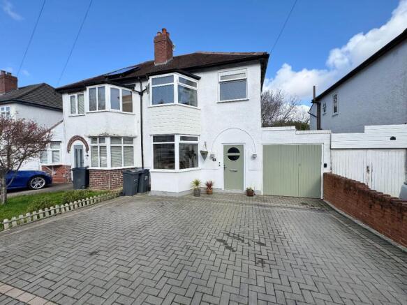 3 bed property, in Fallowfield Avenue, £325,000