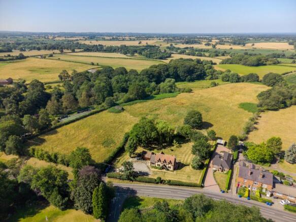 4 bed property, in Main Road, £850,000