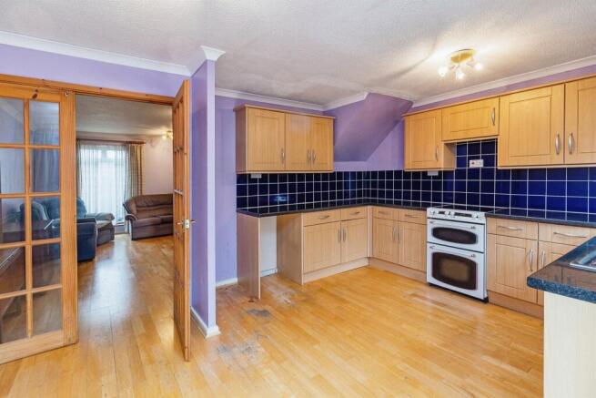 3 bed property, in Meadow Way, £260,000