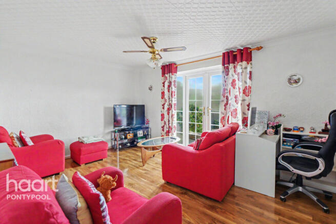 3 bed property, in Festival Crescent, £250,000