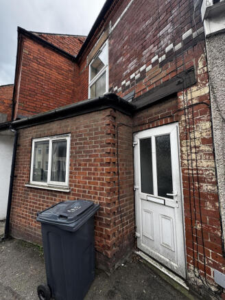 2 bed property, in Station Road, £90,000