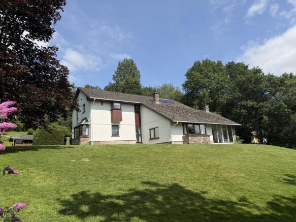 6 bed property, in Talley, £850,000