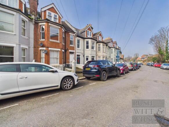 2 bed property, in Nelson Road, £200,000