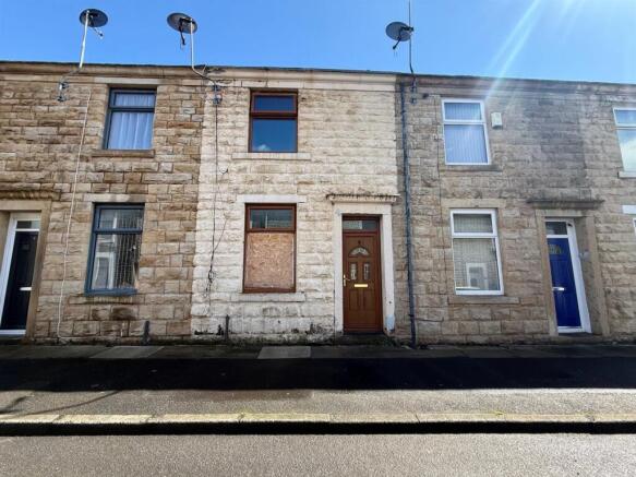 2 bed property, in Milton Street, £60,000