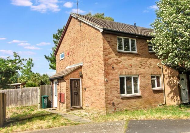1 bed property, in 11A Lodge Close, £200,000