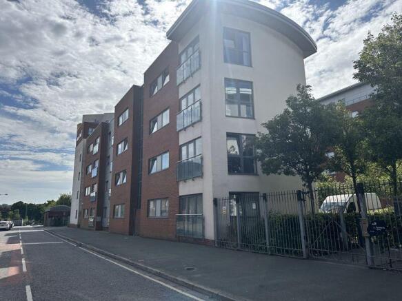 2 bed property, in Leeds Street, £80,000