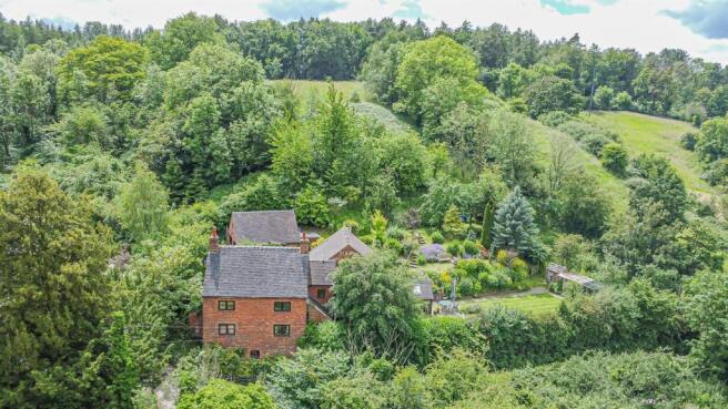 3 bed property, in Wood Edge Lane, £675,000