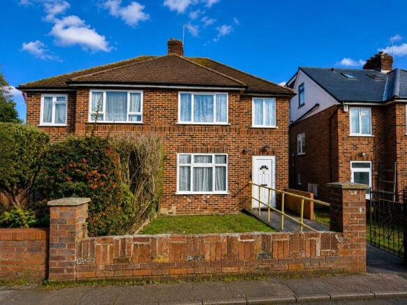 3 bed property, in Broadfields, £525,000