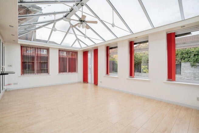 4 bed property, in Briarwood, £495,000