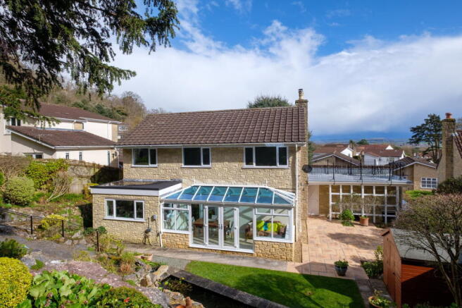 4 bed property, in Ringwood Grove, £650,000
