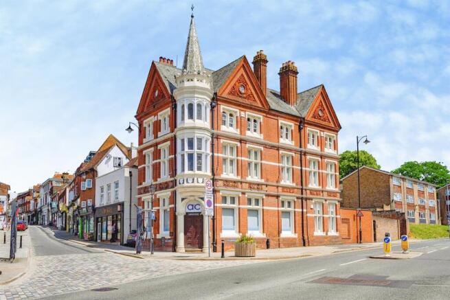 3 bed property, in High Street, £400,000