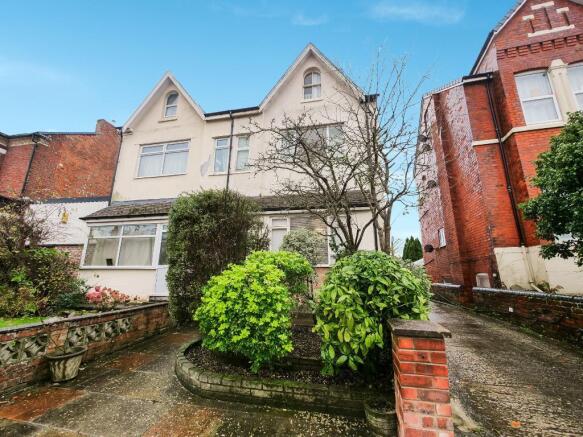 3 bed property, in Brighton Road, £250,000