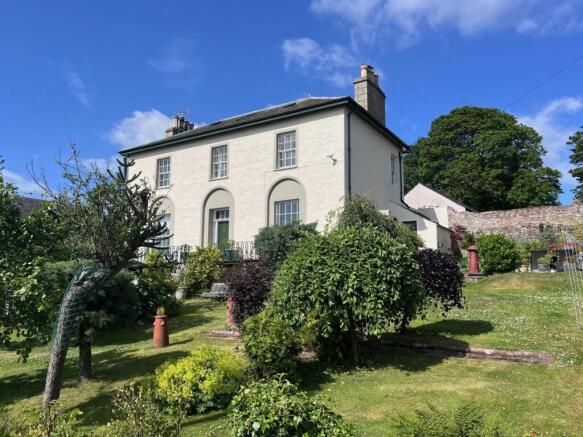 5 bed property, in Bellevue Road, £425,000