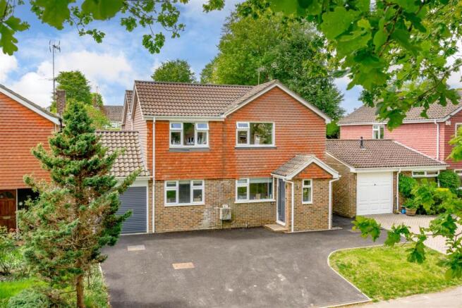4 bed property, in Smithbarn, £850,000