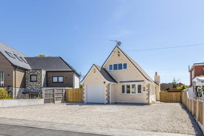 3 bed property, in Whitecliff, £750,000