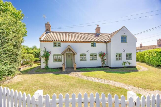 4 bed property, in Redisham, £625,000
