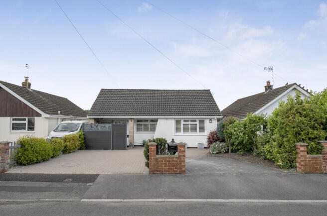 2 bed property, in Woodcock Gardens, £370,000