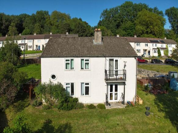 2 bed property, in Elmhurst Estate, £225,000