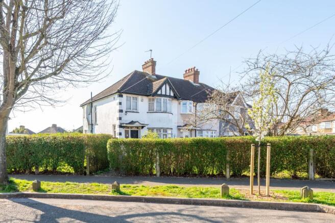 3 bed property, in Chippenham Avenue, £700,000
