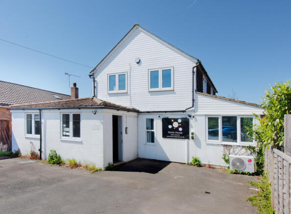 4 bed property, in Leeds Road, £310,000