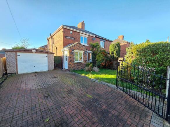 2 bed property, in Albert Street, £175,000