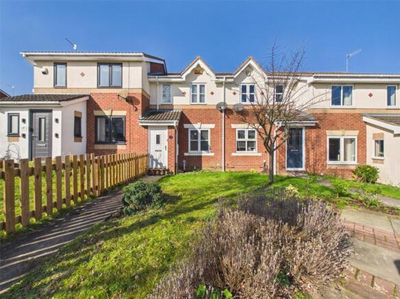 2 bed property, in Brookfield Way, £165,000