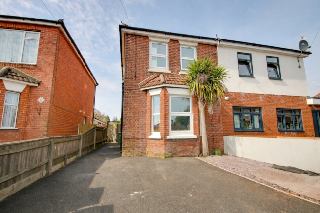 3 bed property, in SHOLING! NO CHAIN! WOW FACTOR REAR GARDEN!, £300,000