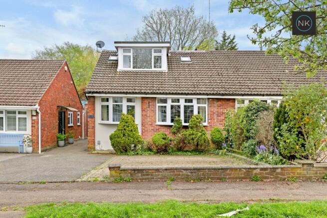 3 bed property, in Hornbeam Close, £800,000