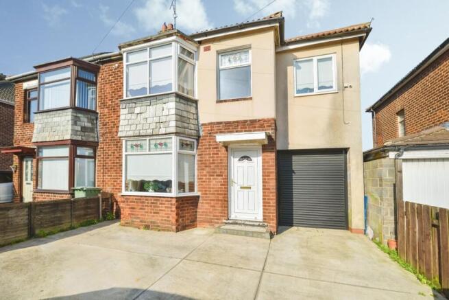 4 bed property, in Grosvenor Road, £170,000