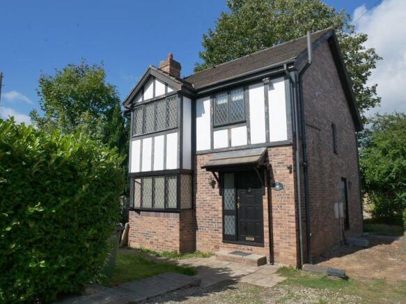 5 bed property, in Hawthorn Road, £450,000